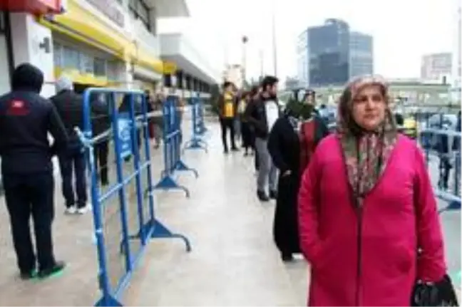 İstanbul'da vatandaşlar bin TL yardım parasını almaya başladı