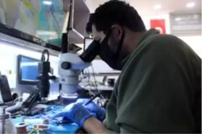 Maske ve eldivenle telefon tamir ediyor, dezenfekte edip kapıya kadar getiriyor