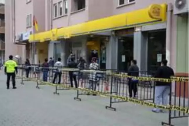 Ortaca'da polis 'sosyal mesafe' için bariyer kurdu