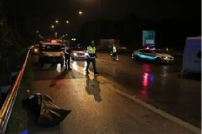 Otoyolda işçi servisi ile otomobil çarpıştı: 1 ölü, 6 yaralı