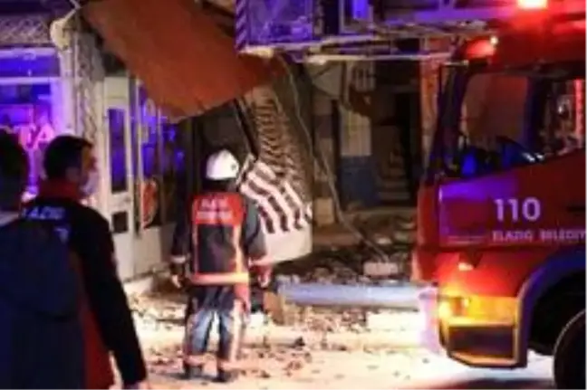 Elazığ'da çatısında çökme yaşanan bina tahliye edildi