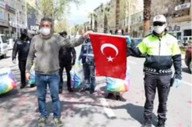 Kahramanmaraşlı esnaftan polislere yastık, bayrak