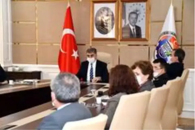 Vali Gürel toplantılarına 'sosyal mesafe' çerçevesinde devam ediyor