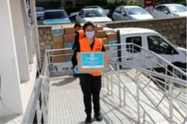 Koçarlı Belediyesi'nden 200 aileye gıda ve hijyen malzemesi desteği