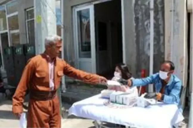 Çukurca Belediyesinden vatandaşlara maske