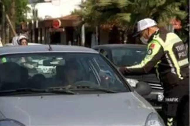 Fethiye'de trafik polisleri maske ve eldiven dağıttı