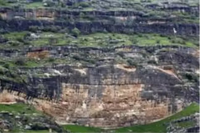 Geçiş yolları su altında kalan göçerler, tehlikeli yollardan yaylalara ulaşmaya çalışıyor