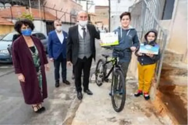 Başkan Soyer'den çocuklara sürpriz ziyaret