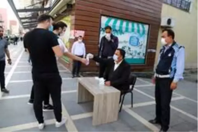 Cizre Belediyesi maske dağıtımına devam ediyor