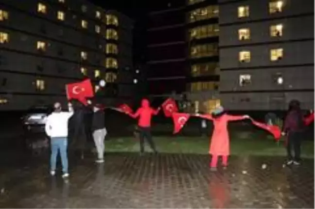 Ağrı'da karantinaya alınan vatandaşlar İstiklal Marşı'nı okudu