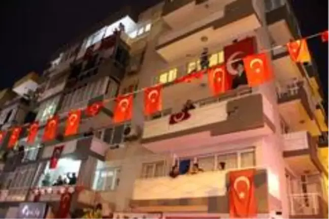 İzmirliler İstiklal Marşı'nı hep bir ağızdan balkonlarda okudu