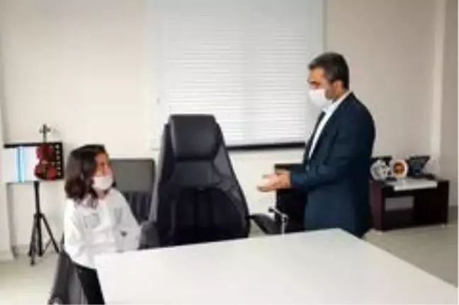Makam koltuğunu 23 Nisan için çocuğun evine taşıdı
