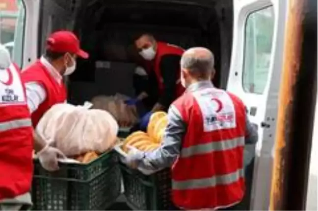 Sokağa çıkmayan vatandaşa ücretsiz ekmek dağıtımı