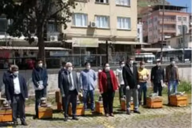 Çermik'te 40 çiftçiye bin 200 kovan dağıtıldı