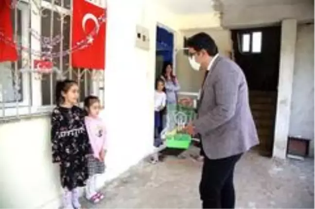 Evde sıkılan iki kız kardeşin sosyal medya üzerinden istedikleri kuşu belediye başkanı getirdi