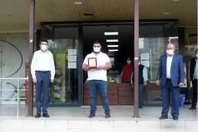 Korona tedbirlerine uyan fırıncıya plaket