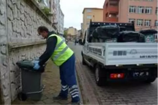 Atık maske ve eldivenler kutulara