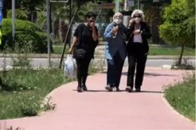 (Özel) Mersin'de yaşlılar sahile ve parklara akın etti