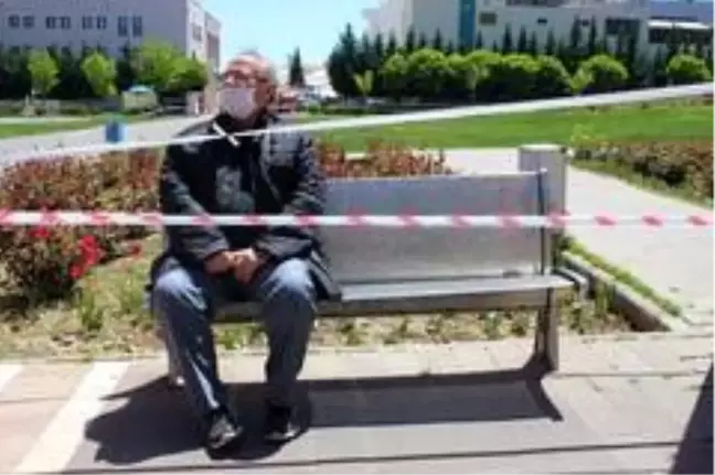 Uşak'ta sokağa çıkan yaşlı vatandaşlar: