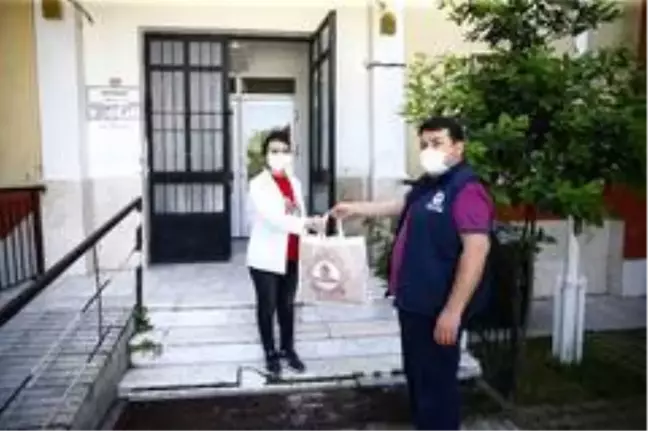 Denizli'de 500 ASM hemşiresine koruyucu set hediye edildi