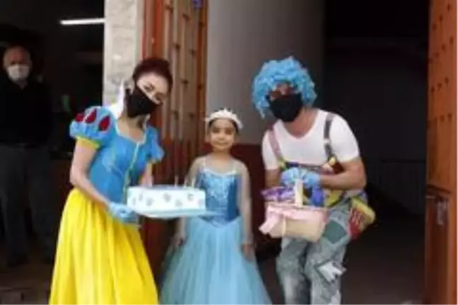 Görme bozukluğu bulunan Minik Ezgi'ye doğum günü sürprizi