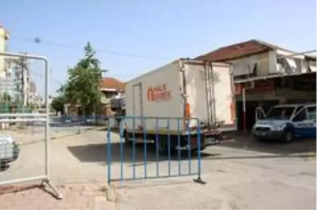 Antalya'da karantinadaki mahallelere ekmek dağıtıldı