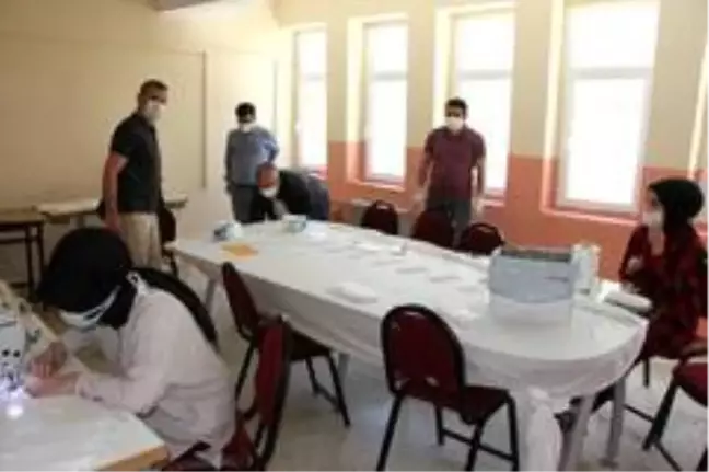 Hizan'da sınava girecek öğrencilere maske desteği