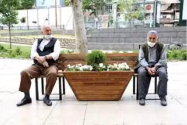 Kahramanmaraş'ta herkes evde yaşlılar sokakta