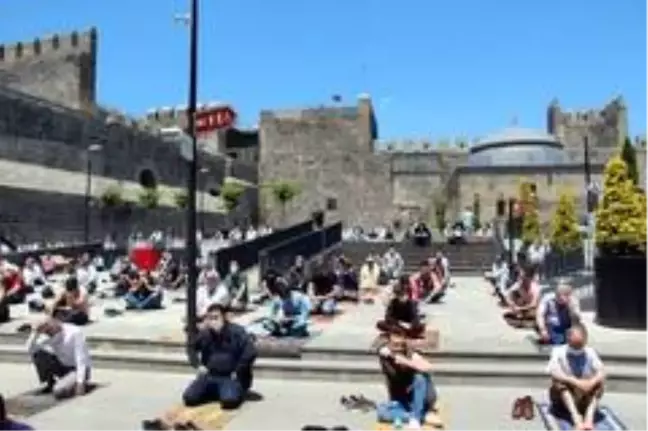 Kayseri ve Niğde'de cuma namazında avlular doldu taştı