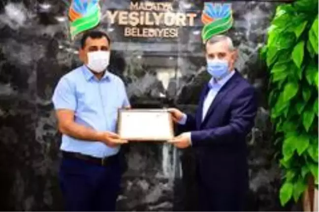 Müdür Onhan, sıfır atık belgesini Başkan Çınar'a takdim etti