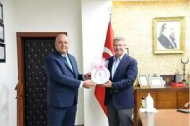 Başhekim Altıntop'tan, Başkan Akay'a şilt takdim etti