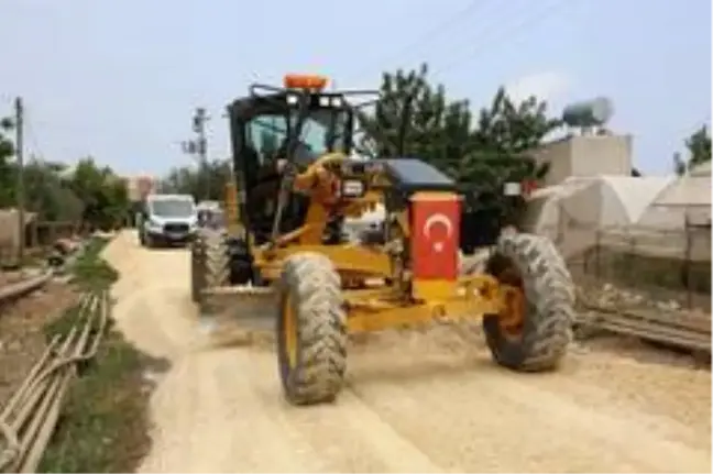 Son dakika! Erdemli'de yolların bakımı yapılıyor