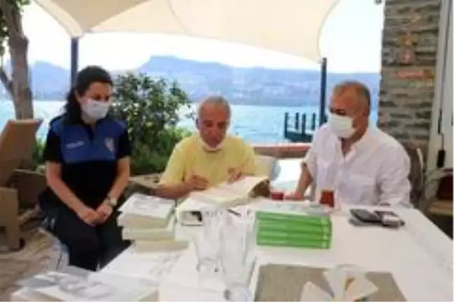 Gazeteci-Yazar Yavuz Donat yüzlerce kitabını emniyete bağışladı