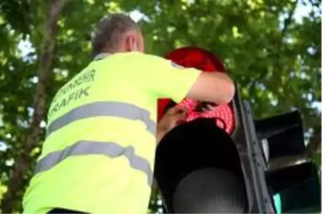 Sakarya'da trafik lambalarında 'Maske Tak' farkındalığı
