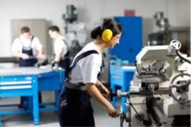 Coşkunöz Eğitim Vakfı, Meslek Edindirme Programı'nda ilklere imza atıyor