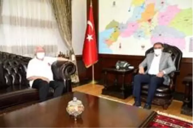 Ünlü maratoncu İsmail Akçay Vali Şıldak'ı ziyaret etti