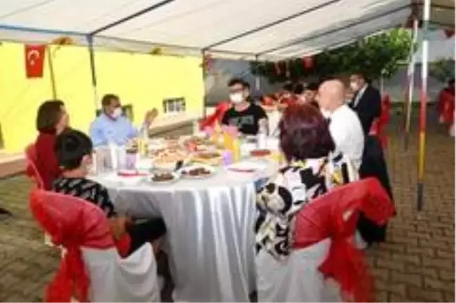 Sevgi evinde kalan çocuklara validen kahvaltı sürprizi