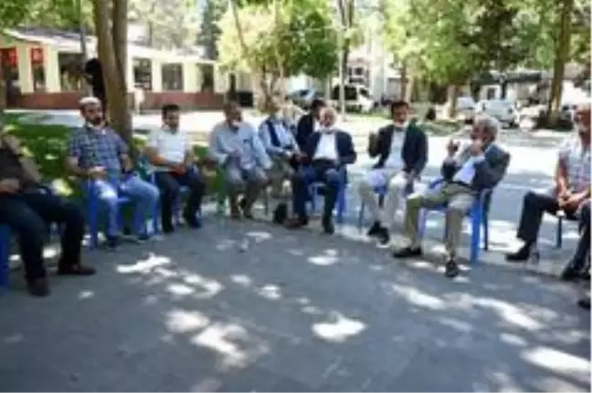 Siverek'te muhtarlar hizmet için belediyenin önünde toplandı