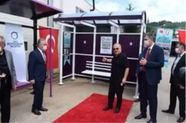Dolmuş duraklarını hükümlüler üretiyor
