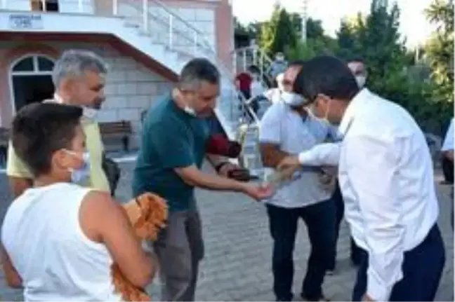 Başkan Çelik cami çıkışında vatandaşlarla bayramlaştı