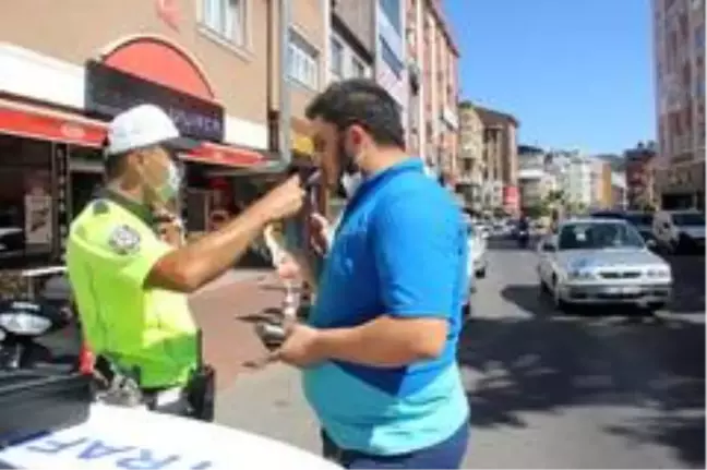 Motosiklet sürücüsü duran otomobile çarptı