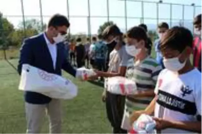 Son dakika haberleri: Çocuklara spor malzemesi yardımı yapıldı