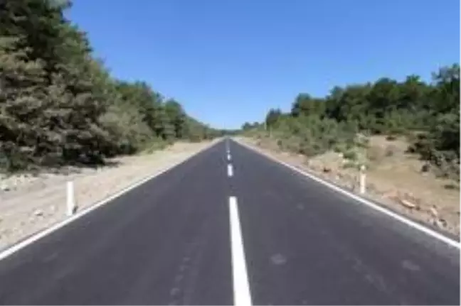 Kütahya İl Özel İdaresi'nin köy yollarında sıcak asfalt çalışmaları