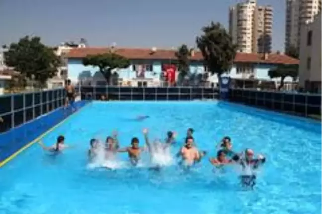 Son dakika haberi... Mersin'de çocuklar okul bahçelerine kurulan portatif havuzlarda yüzme öğreniyor