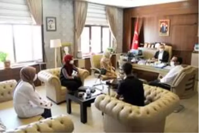 YKS sınavında başarılı olan öğrencilerden Milli Eğitim Müdürü Tekin'e ziyaret