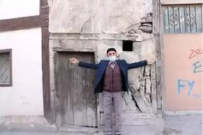 2 yapı arasında kalan 2 metre enindeki ev görünümüyle dikkat çekiyor