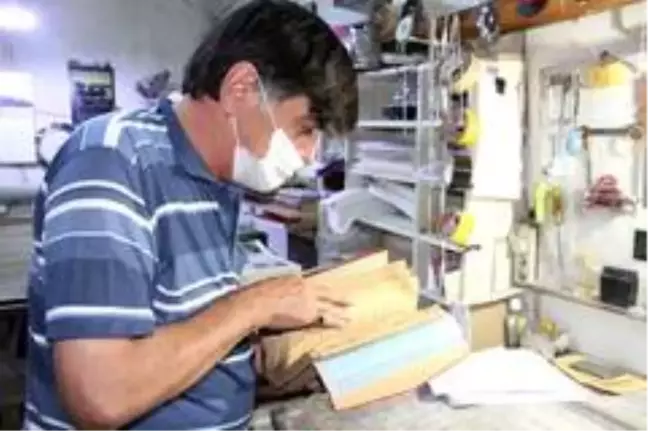 Aşınmış kitaplara 43 yıldır hayat veriyor