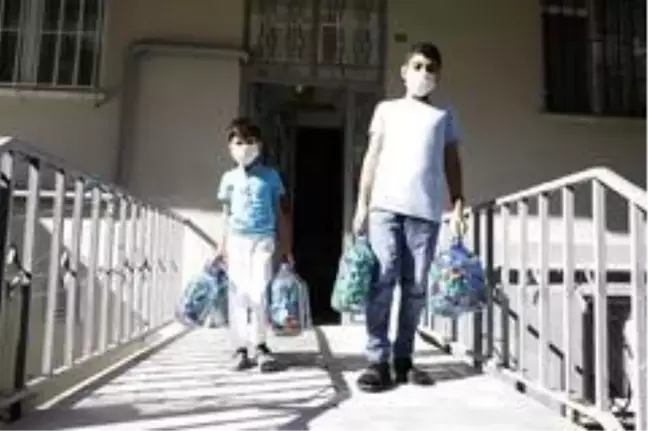 Minik Ömer, Muharrem'i tekerlekli sandalyesine kavuşturdu