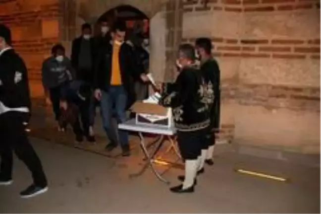 Akşehir Belediyesi vatandaşlara mevlid şekeri dağıttı