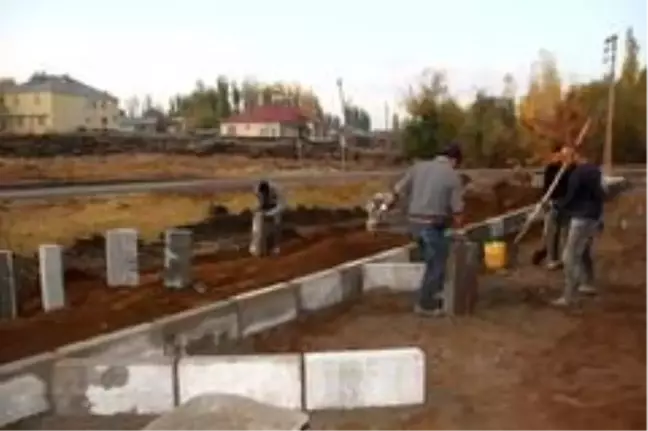 Malazgirt'te yol yapım çalışması devam ediyor